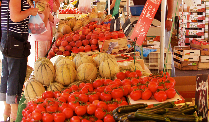 étalage de légumes sur un marché de plein air